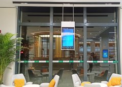 為什么越來(lái)越多的銀行選擇雙面廣告機